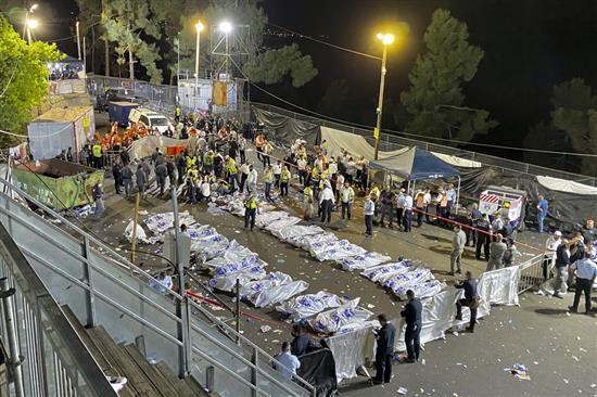当地时间2021年4月30日，以色列北部梅龙山举行的犹太教节日“篝火节”集会上，发生严重踩踏事件。已致至少44人死亡，103人受伤，部分伤者情况危急。